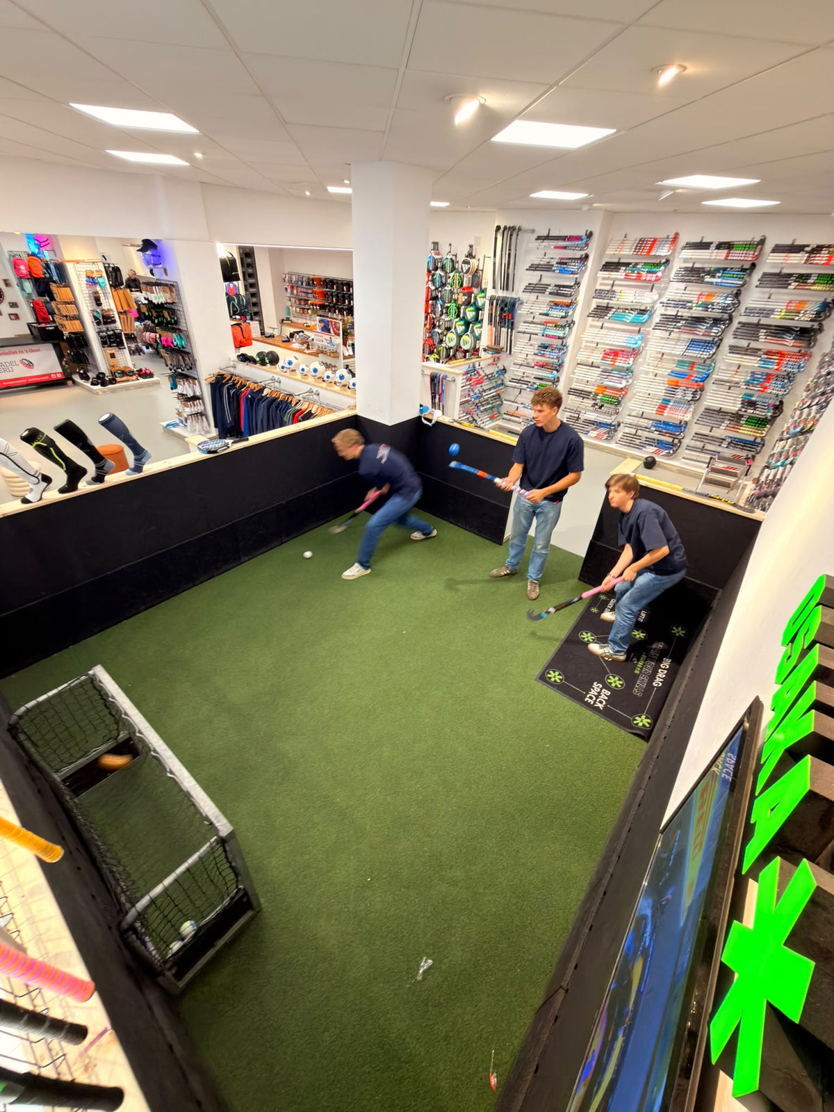 Overzicht van het hockey testveld in de winkel