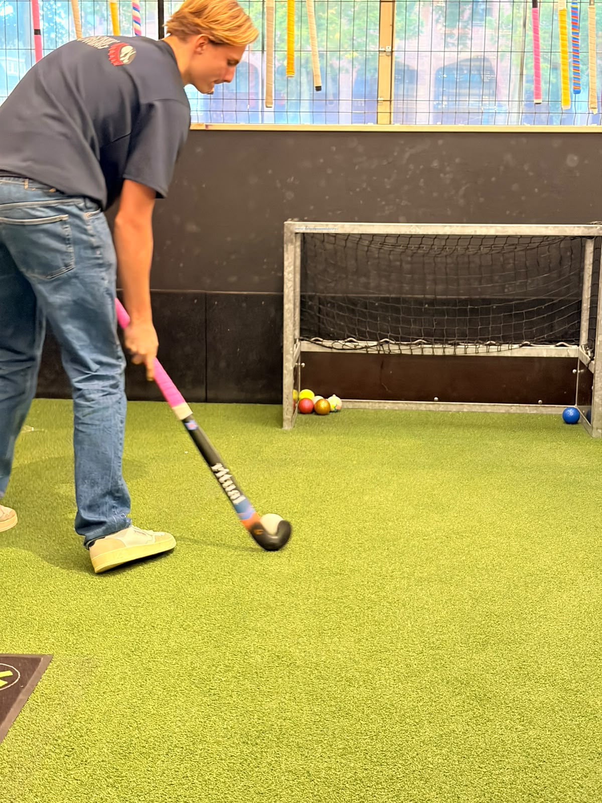 Hockeystick testen op het kunstgras testveld van Hockeybrouwerij in Bussum