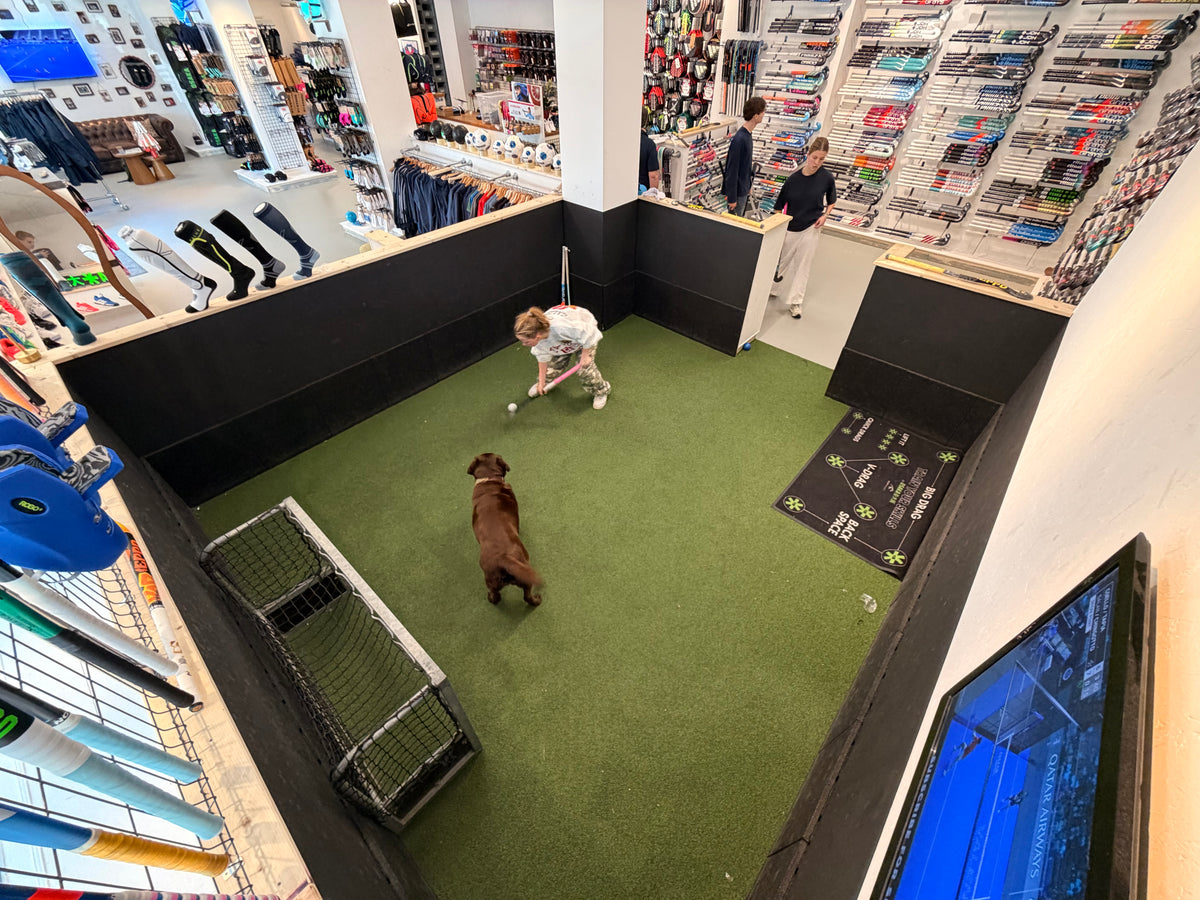 Klant probeert hockeyschoenen uit op het testveld